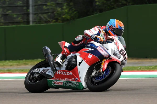 Honda CBR1000RR SP del PATA Honda World Superbike Team, conducido por Michael van der Mark en acción durante la Superbike Race 1 durante la FIM Superbike 2016 en Imola Circuit Italy — Foto de Stock