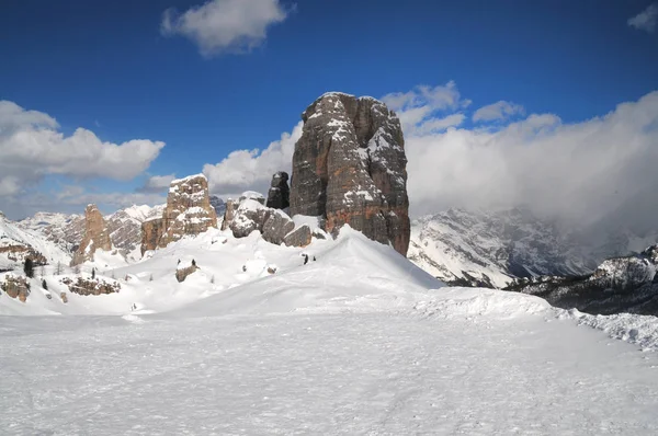 Cinque Torri Dolomieten met sneeuw en blauw bewolkte hemel, in de Winter, Veneto, Italië — Stockfoto