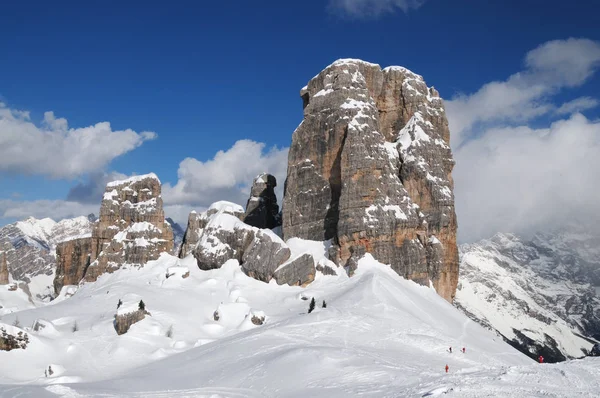 Cinque Torri Dolomity s sněhu a modrou oblohou, v zimě, Veneto, Itálie — Stock fotografie