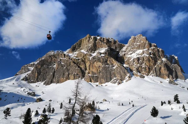 Montaña Lagazuoi vista desde Passo Falzarego en invierno, Dolomitas, Cortina d 'Ampezzo, Belluno, Veneto, Italia . — Foto de Stock
