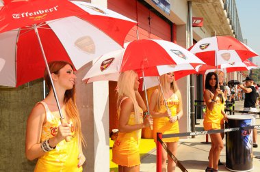 San Marino İtalya - Eylül 2011: Güzel tanımlanamayan Pit Babe pozlar padok FIM Superbike 2011 İtalya Imola pistinde sırasında fotoğraflar için