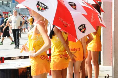 San Marino İtalya - Eylül 2011: Güzel tanımlanamayan Pit Babe pozlar padok FIM Superbike 2011 İtalya Imola pistinde sırasında fotoğraflar için