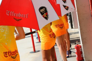 San Marino İtalya - Eylül 2011: Güzel tanımlanamayan Pit Babe pozlar padok FIM Superbike 2011 İtalya Imola pistinde sırasında fotoğraflar için