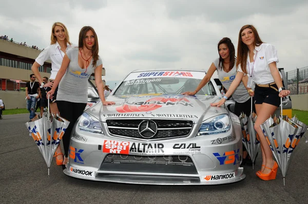 Beautiful Unidentified Pit Babes posa para fotos en el paddock durante el Campeonato de Superestrellas en el Circuito Mugello en Italia — Foto de Stock