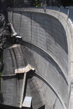 Baraj Gölü Neves Dolomites, İtalya içinde.