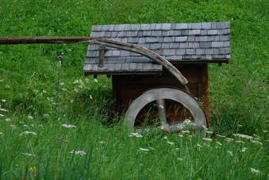 Avusturya eski bir su değirmeni ahşap tekerlek