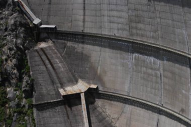 Baraj Gölü Neves Dolomites, İtalya içinde.
