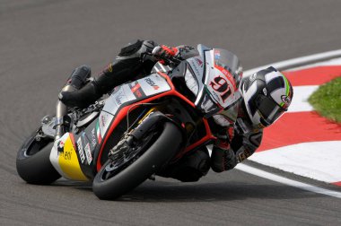 San Marino, İtalya - 8 Mayıs 2015: Aprilia Rsv4 Rf, Aprilia Racing eylem 8 Mayıs 2015 Imola Circuit, İtalya üzerinde Superbike pratiği esnasında Leon Haslam tarafından tahrik Team - Red Devils,
