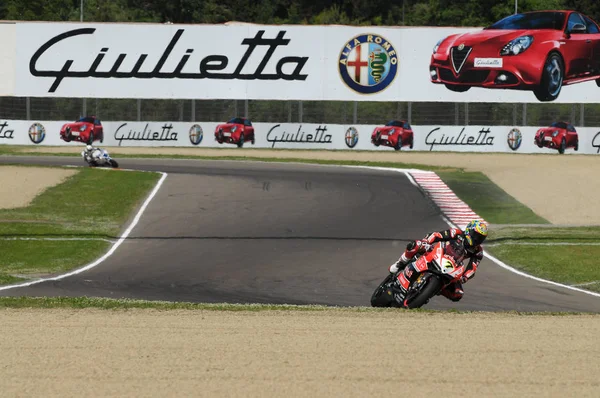 Сан-Марино, Италия - 8 мая 2015 года: Ducati Panigale R of Aruba.it Racing - Ducati SBK Team под управлением Чаза Дэвиса в действии во время гонки Superbike Circuit 8 мая 2015 года в Имоле, Италия — стоковое фото