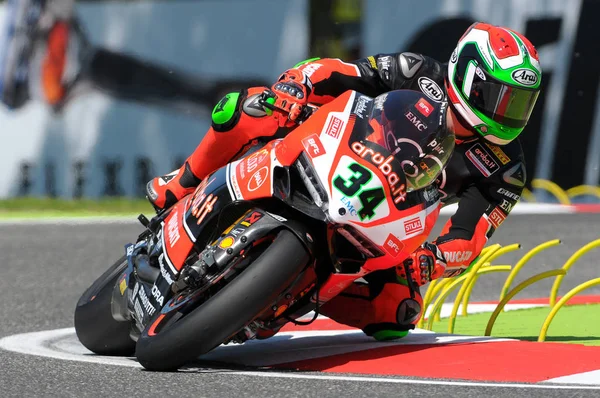San Marino, Olaszország - május 8., 2015: Ducati Panigale R Aruba.it Racing - Sbk csapatnál, hajtott Davide Giugliano in action közben a Superbike gyakorlat május 8, 2015-ben Imola áramkör, Olaszország — Stock Fotó