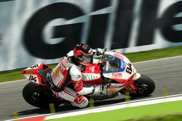 Saint-Marin, Italie - 8 mai 2015 : Ducati Panigale R de l'Althea Racing Team, piloté par Michel Fabrizio en action lors du Superbike Practice le 8 mai 2015 à Imola Circuit, Italie — Photo