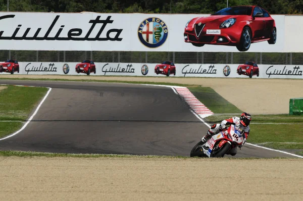 San Marino, Italien - 8 maj 2015: Ducati Panigale R Althea Racing Team, driven av Michel Fabrizio i aktion under Superbike praxis den 8 maj 2015 i Imola Circuit, Italien — Stockfoto