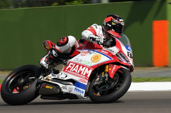 San Marino, Italia - 8 de mayo de 2015: Ducati Panigale R del Althea Racing Team, conducido por Michel Fabrizio en acción durante la Superbike Practice el 8 de mayo de 2015 en Imola Circuit, Italia — Foto de Stock