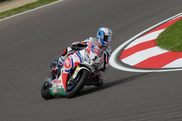 Saint-Marin, Italie - 8 mai 2015 : Honda CBR1000RR SP de PATA Honda World Superbike Team, piloté par Sylvain Guintoli en action lors de la Superbike Race 1 lors de la FIM Superbike 2015 à Imola — Photo