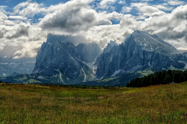 Vista del grupo Sassolungo (Langkofel) y Sassopiatto de los Dolomitas Italianos desde Alpe di Siusi en Val Gardena . — Foto de Stock