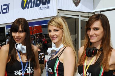 San Marino İtalya - Eylül 2012: Tanımlanamayan Pit Babe pozlar sırasında padok FIM Superbike 2012 İtalya Imola pistinde sırasında fotoğraflar için