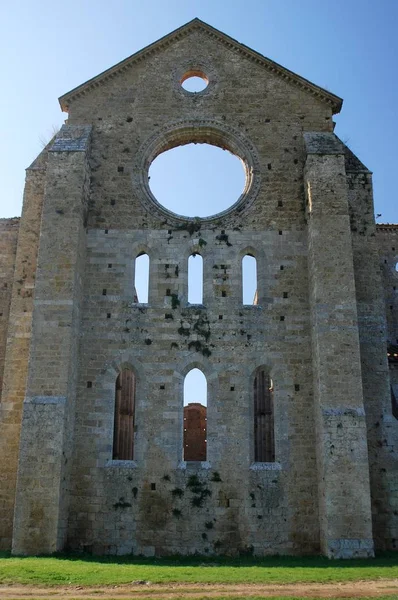 A antiga Abadia de San Galgano perto de Chiusdino, Toscana, Itália, exemplo de arquitetura romanesca na Toscana — Fotografia de Stock