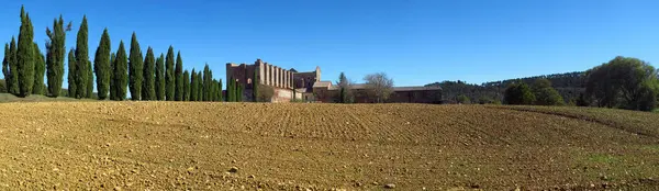 L'antica Abbazia di San Galgano vicino Chiusdino, Toscana, esempio di architettura romanica in Toscana — Foto Stock