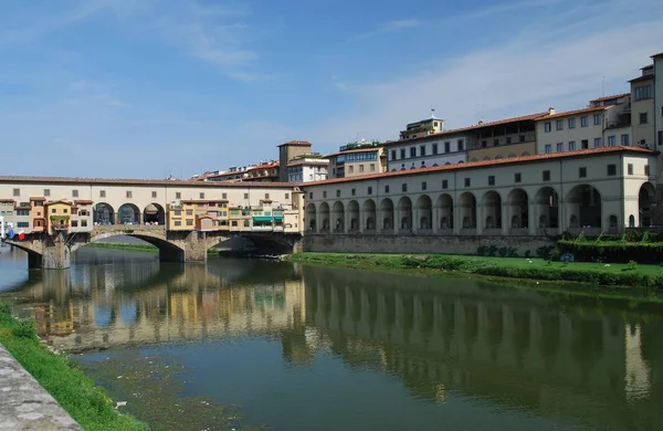 Ponte Vecchio, oude brug over de rivier Arno in Florence, Italië — Stockfoto