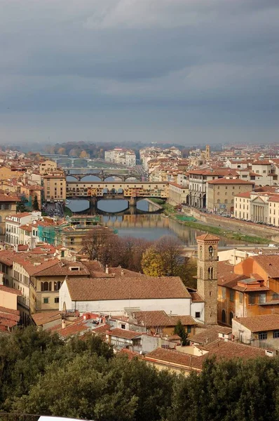 Ponte Vecchio, oude brug over de rivier Arno in Florence, Italië — Stockfoto