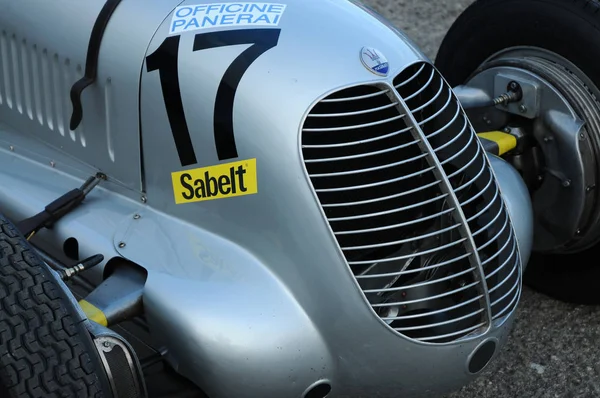 MUGELLO, ITALIA - 2008: Vintage Maserati Grand Prix Cars in the Paddock of Mugello Circuit at the Event of Ferrari Racing Days Año 2008, Italia — Foto de Stock