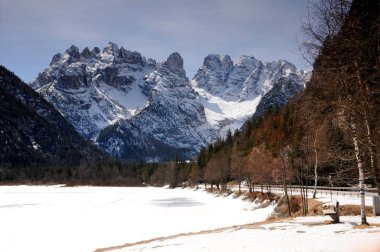 Landro Lake, Veneto, İtalya görüldüğü gibi dolomites Cristallo grubunda