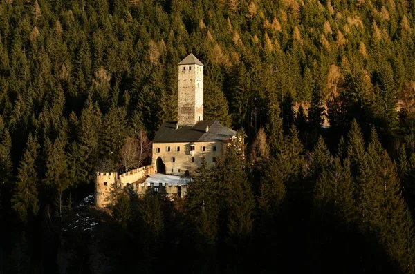 Castello di Monguelfo nella stagione invernale, Val Pusteria, Alto Adige — Foto Stock