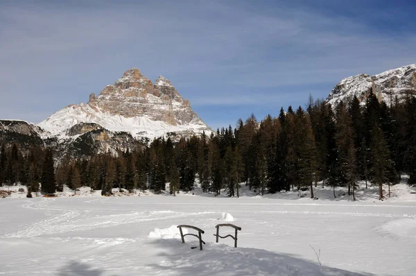 Paisaje de invierno, Tre Cime di Lavaredo, Drei Zinnen, vista desde el lago Antorno en Dolomitas, Veneto, Italia . — Foto de Stock