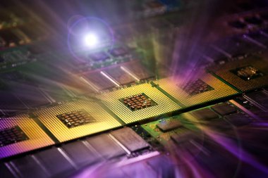 CPU bilgisayar işlemci ve bellek modülleri etkileri çekim sonrası, arka plan aydınlatma ile uyumlu.