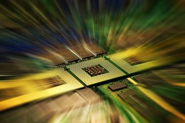 CPU bilgisayar işlemci ve bellek modülleri etkileri çekim sonrası, arka plan aydınlatma ile uyumlu.