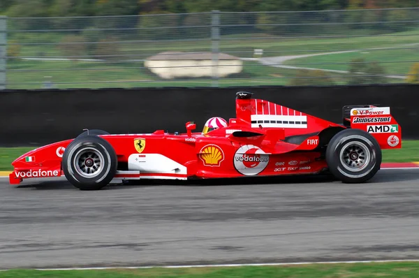 MUGELLO, IT, November, 2007: unknown run with Modern Ferrari F1 during Finali Mondiali Ferrari 2007 into the mugello circuit in italy — Stock Photo, Image