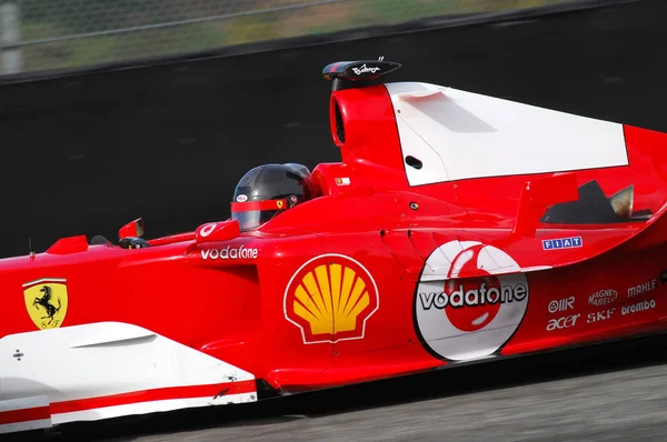 MUGELLO, IT, November, 2007: unknown run with Modern Ferrari F1 during Finali Mondiali Ferrari 2007 into the mugello circuit in italy — Stock Photo, Image