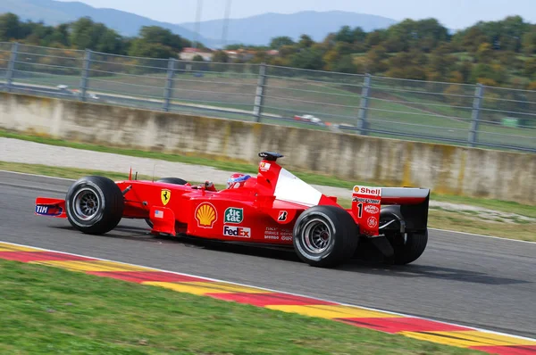 Mugello, het, November 2007: onbekend uitgevoerd met moderne Ferrari F1 tijdens Finali Mondiali Ferrari 2007 in het circuit van mugello in Italië — Stockfoto