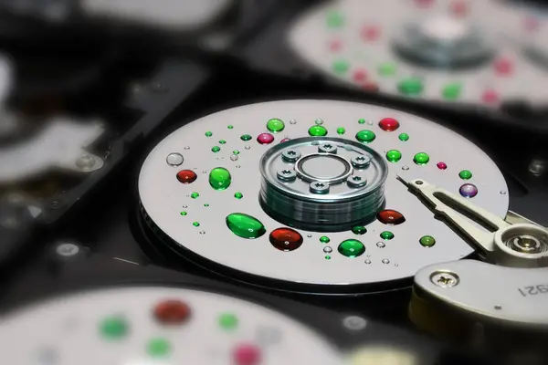 上色滴とオープンなコンピューター ハード ディスク ドライブの内部のクローズ アップ — ストック写真