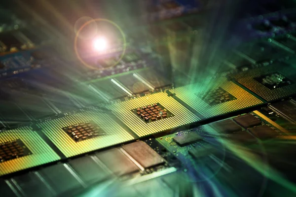 Computerprocessors CPU en geheugen Modules uitgelijnd met effecten postproductie, achtergrond verlichting. — Stockfoto