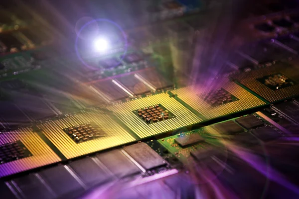 Компьютерные процессоры и модули памяти процессора в сочетании с эффектами освещения постпродакшн, фон . — стоковое фото