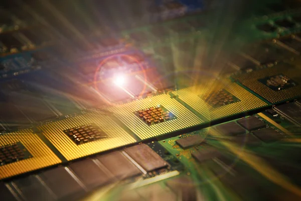 Processori CPU Computer e moduli di memoria Allineati con effetti di luce postproduzione, sfondo . — Foto Stock
