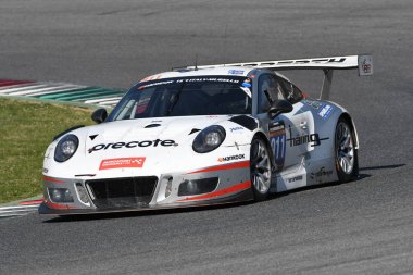 12 cevheri Hankook Mugello 18 Mart 2017: #911 Herberth Motorsport, Porsche 991 Gt3 R: Daniel Allemann, Ralf Bohn, Robert Renauer, Alfred Renauer Mugello devre üzerinde.
