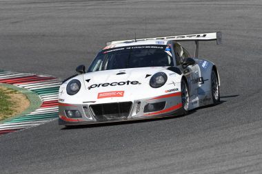 12 cevheri Hankook Mugello 18 Mart 2017: #911 Herberth Motorsport, Porsche 991 Gt3 R: Daniel Allemann, Ralf Bohn, Robert Renauer, Alfred Renauer Mugello devre üzerinde.