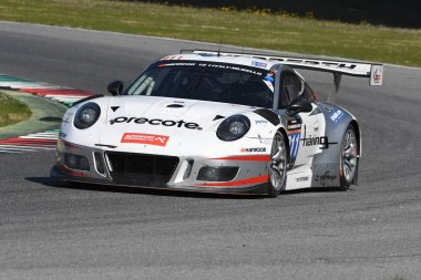 12 cevheri Hankook Mugello 18 Mart 2017: #911 Herberth Motorsport, Porsche 991 Gt3 R: Daniel Allemann, Ralf Bohn, Robert Renauer, Alfred Renauer Mugello devre üzerinde.