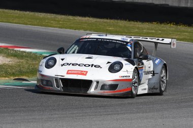 12 cevheri Hankook Mugello 18 Mart 2017: #911 Herberth Motorsport, Porsche 991 Gt3 R: Daniel Allemann, Ralf Bohn, Robert Renauer, Alfred Renauer Mugello devre üzerinde.
