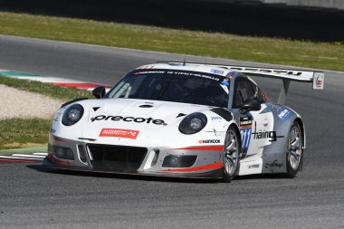 12 cevheri Hankook Mugello 18 Mart 2017: #911 Herberth Motorsport, Porsche 991 Gt3 R: Daniel Allemann, Ralf Bohn, Robert Renauer, Alfred Renauer Mugello devre üzerinde.