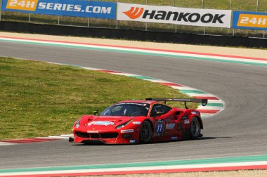 12 cevheri Hankook Mugello 18 Şubat 2017: #11 Scuderia Praha, Ferrari 488 Gt3: Jiri Pisarik, Josef Krl, Matteo Malucelli devre Mugello, İtalya.