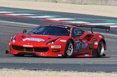 12 cevheri Hankook Mugello 18 Şubat 2017: #11 Scuderia Praha, Ferrari 488 Gt3: Jiri Pisarik, Josef Krl, Matteo Malucelli devre Mugello, İtalya.