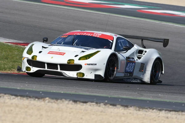 12 cevheri Hankook Mugello 18 Şubat 2017: #488 oktan 126, Ferrari 488 Gt3: Bjorn Grossmann, Fabio Leimer devre Mugello, İtalya.