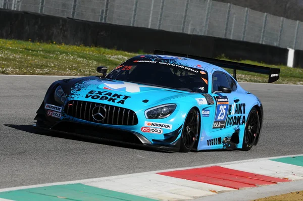 12 ore Hankook Mugello 18 marzo 2017: # 25 HTP Motorsport, Mercedes AMG GT3: Wim de Pundert, Bernd Schneider, Brice Bosi on Mugello Circuit, Italia . — Foto de Stock