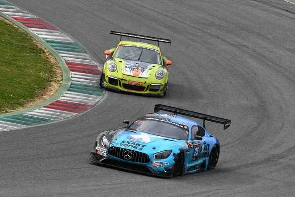 12 ore Hankook Mugello 18 marzo 2017: # 25 HTP Motorsport, Mercedes AMG GT3: Wim de Pundert, Bernd Schneider, Brice Bosi on Mugello Circuit, Italia . — Foto de Stock