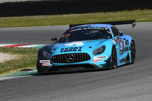 12 ore Hankook Mugello 18 marzo 2017: # 25 HTP Motorsport, Mercedes AMG GT3: Wim de Pundert, Bernd Schneider, Brice Bosi on Mugello Circuit, Italia . — Foto de Stock