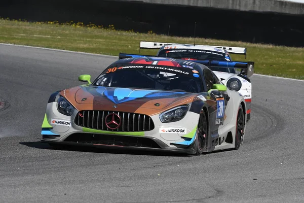 12 ore Hankook Mugello 18 marzo 2017: # 30 Ram Racing, Mercedes AMG GT3: Tom Onslow-Cole, Remon Leonard Vos, Kevin Veltman on Mugello Circuit, Italia . — Foto de Stock