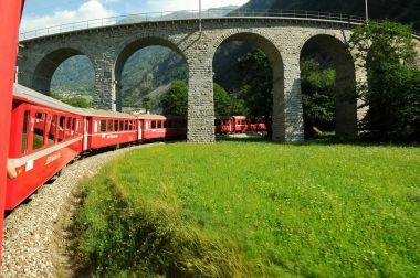 İsviçre: Temmuz 2012, Swiss Red tren Bernina Express Brusio Viyadüğü, İtalya ve İsviçre üzerinde geçmek